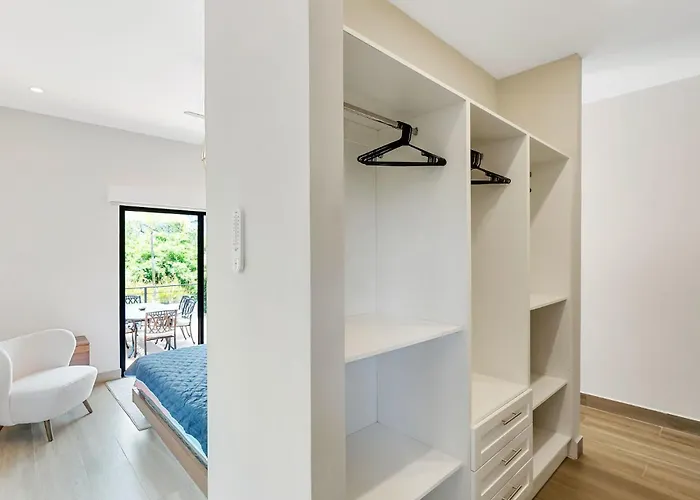 Holiday home With Minimalist Design & Scenic Deck With Private Infinity Pool And Jungle Views