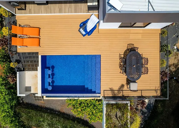 With Minimalist Design & Scenic Deck With Private Infinity Pool And Jungle Views Holiday home *