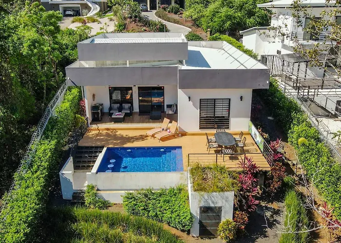 With Minimalist Design & Scenic Deck With Private Infinity Pool And Jungle Views Holiday home *