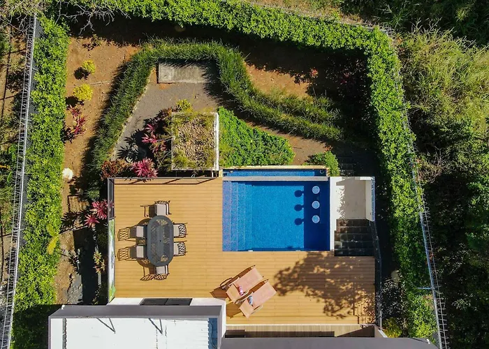 Holiday home With Minimalist Design & Scenic Deck With Private Infinity Pool And Jungle Views Coco