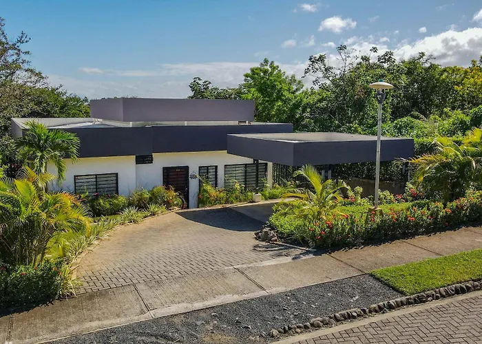 Holiday home With Minimalist Design & Scenic Deck With Private Infinity Pool And Jungle Views Coco